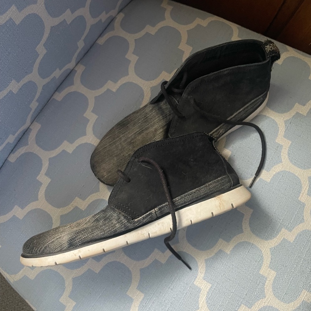 UGG men’s casual lace up shoes in black/grey size 10